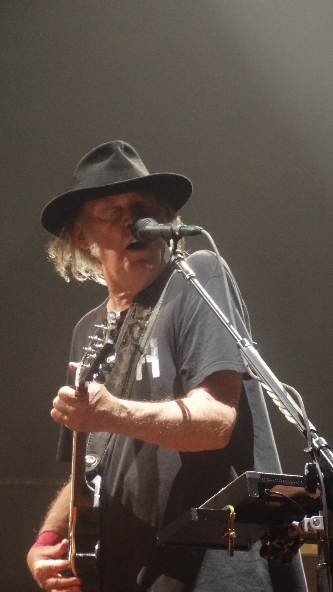NeilYoungAndPromiseOfTheReal2016EuropeTourCompilation (11).JPG